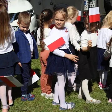 Na nowym maszcie PP4 w Radomsku powiewa już biało-czerwona flaga