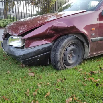 77-latek wymusił pierwszeństwo. Doszło do kolizji