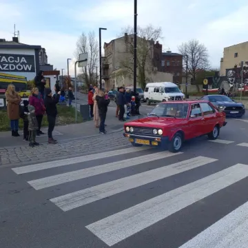 Zlot i parada zabytkowych samochodów w Święto Niepodległości w Radomsku