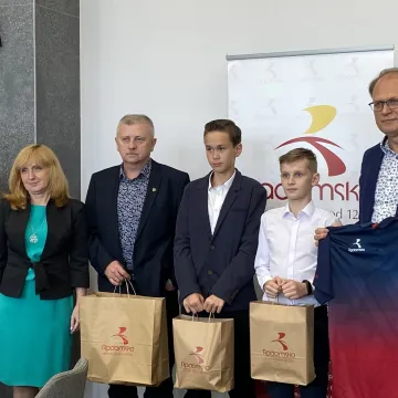 Młodzi tenisiści UMLKS Radomsko z prezentem dla prezydenta