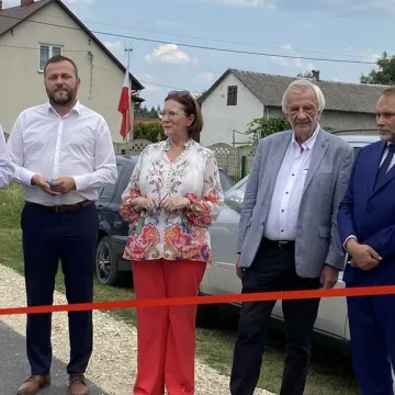 W Sudzinku otwarto nową drogę. Wstęgę przecinał m.in. wicemarszałek Sejmu RP