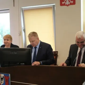 Sesja w powiecie: o zmianach w szkołach, petycjach mieszkańców