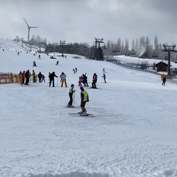 Tłumy narciarzy na Górze Kamieńsk