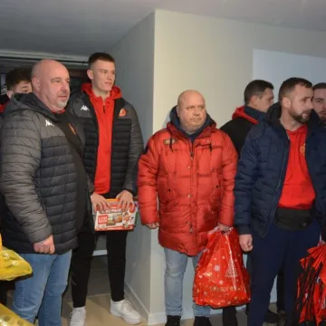 Widzewiacy w „Kamilu” ze świątecznymi prezentami