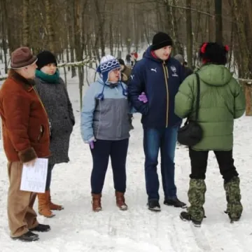 Spacer z mapą i kompasem