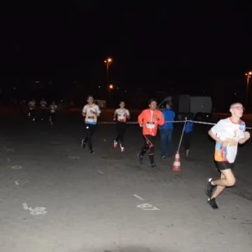 Nocne bieganie po placu targowym 