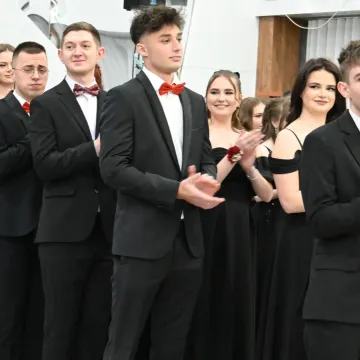 Polonez i odliczanie do matury. Studniówka ZSE w Radomsku