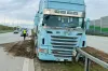 Wystrzeliła opona. Ciężarówka wjechała w bariery