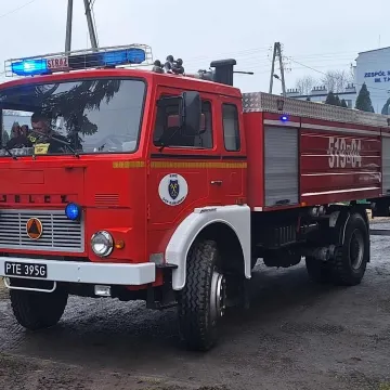 Ogień zajął poddasze i dach plebanii w Kamieńsku