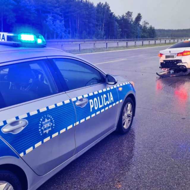 [WIDEO] Wypadek na A1 w okolicach Ładzic. Kierowca BWM uderzył w bariery energochłonne. Powód? Nadmierna prędkość