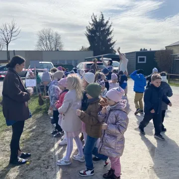 Zajączek ukrył się w PP nr 5 w Radomsku. Dzieci ruszyły na poszukiwania