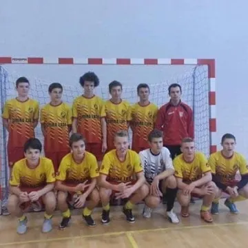 Młodzi piłkarze walczą o puchary