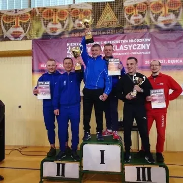 Senior i młodzicy ZKS Radomsko z medalami w Dębicy