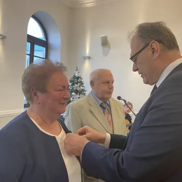 Sześć par uhonorowanych medalami za długoletnie pożycie małżeńskie