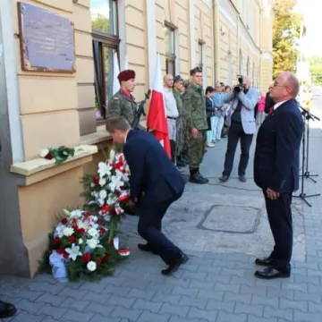 Odsłonięcie tablicy poświęconej żołnierzom KWP