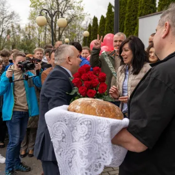 Chlebem i solą powitała społeczność ZSE-E w Radomsku nowego-starego dyrektora