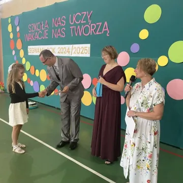 Zasłużone wakacje. Uczniowie „Jedynki” uroczyście zakończyli rok szkolny