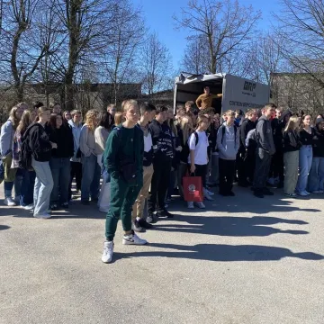 Foto budka, pokazy, poznawanie szkoły. Dzień  Otwarty w ZSP w Kamieńsku