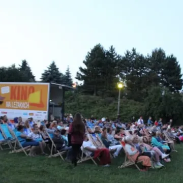 Seans filmowy pod chmurką w parku Solidarności