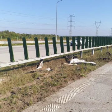 Samochód uderzył w bariery na A1. Ruch w kierunku Gdańska odbywa się jednym pasem