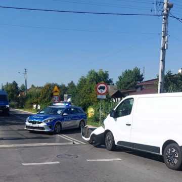 [WIDEO] Kierowca renault zignorował znak STOP w Okrajszowie. Poszkodowany motocyklista
