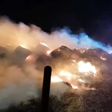 Wielki pożar 1000 balotów słomy w Myśliwczowie