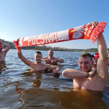 Biało-czerwone Morsy z Radomska uczciły niepodległość