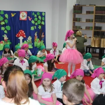 Pasowanie nowych czytelników biblioteki w Radomsku