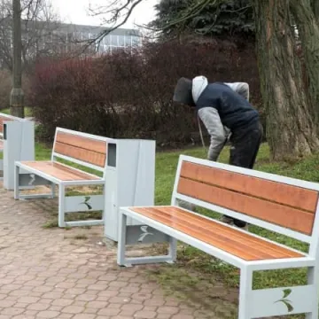 Nowe ławki i kosze w Parku Solidarności
