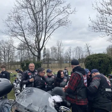 Tłumy motocyklistów i mieszkańców w Strzałkowie. Kolejna Moto Święconka za nami