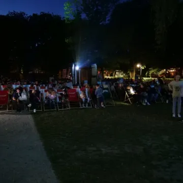 Kino na leżakach i w dodatku pod chmurką