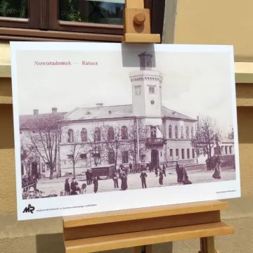 Plenerowa wystawa przed muzeum: „Radomsko na starej pocztówce”