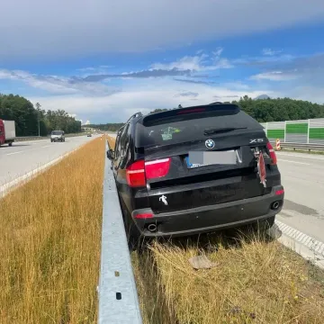 Na A1 samochód wjechał w bariery