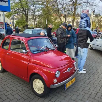 Zlot i parada zabytkowych samochodów w Święto Niepodległości w Radomsku