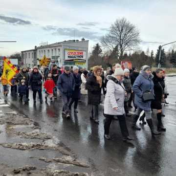 [WIDEO] Orszak Trzech Króli 2025 w Radomsku. „Kłaniajcie się królowie!”