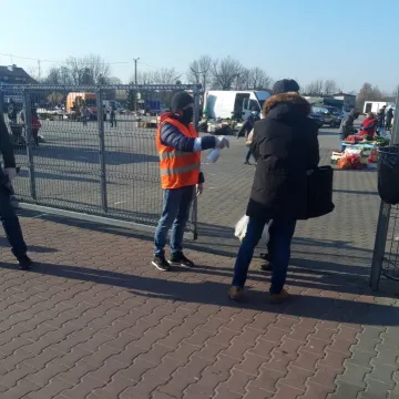 Miejskie targowisko otwarte. Policja pilnuje bezpieczeństwa sanitarnego