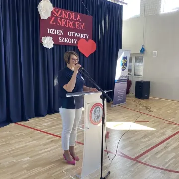 Foto budka, pokazy, poznawanie szkoły. Dzień  Otwarty w ZSP w Kamieńsku