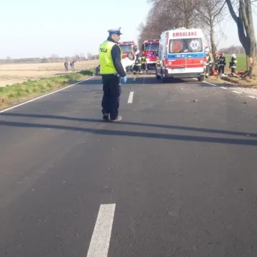 Dachował samochód. Dwie osoby nieprzytomne