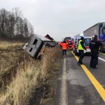 Wypadek na DK 1. Tir wjechał do rowu