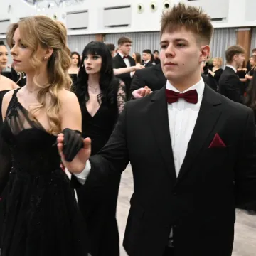 Polonez i odliczanie do matury. Studniówka ZSE w Radomsku