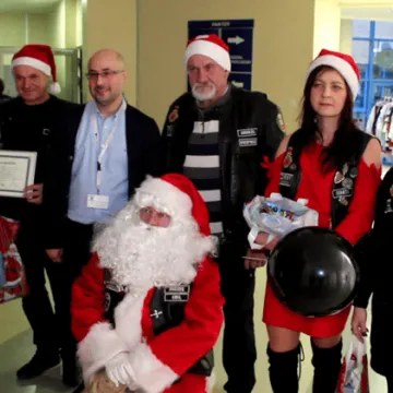 Klub Motocyklowy Czarny w roli św. Mikołaja 