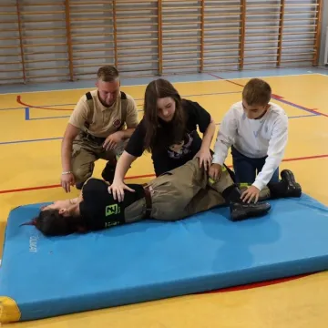 Dzieci przed wakacjami uczą się zasad udzielania pierwszej pomocy