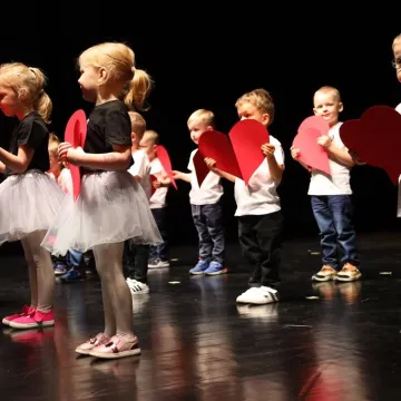 Dzieci z PP nr 9 w Radomsku wystąpiły w MDK dla mamy i taty