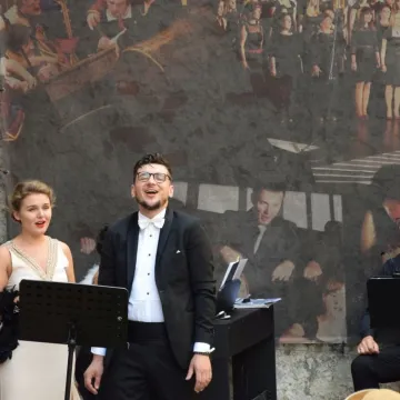 Koncert zespołu Impressja na dziedzińcu muzeum w Radomsku