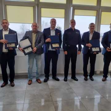 Radomsko: Pięciu policjantów pożegnało się ze służbą