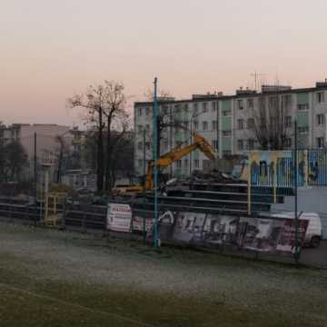 Wyburzanie trybuny na stadionie RKS Radomsko