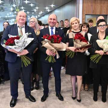 Eleganckie suknie i garnitury. Studniówka uczniów I LO w Radomsku