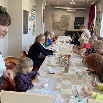 Powrót do korzeni. Uczestnicy warsztatów tworzyli pisanki batikowe w Muzeum Regionalnym w Radomsku