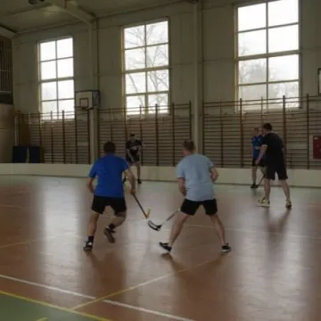 Samorządowcy grali w unihokeja