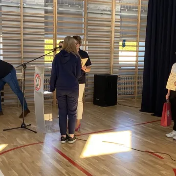 Foto budka, pokazy, poznawanie szkoły. Dzień  Otwarty w ZSP w Kamieńsku